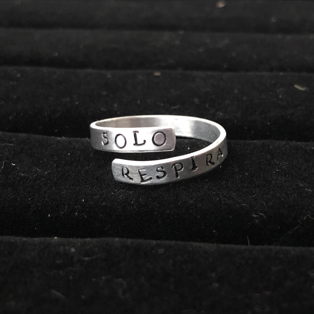 “Solo respira” wrap ring